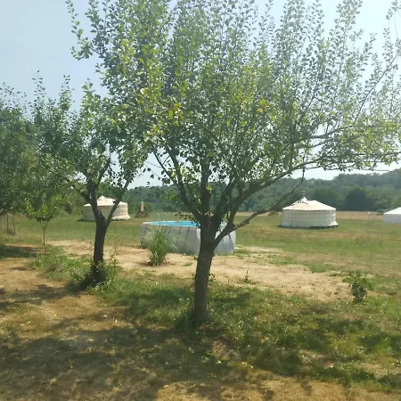 Yourtes Lacroutz Campo de lujo